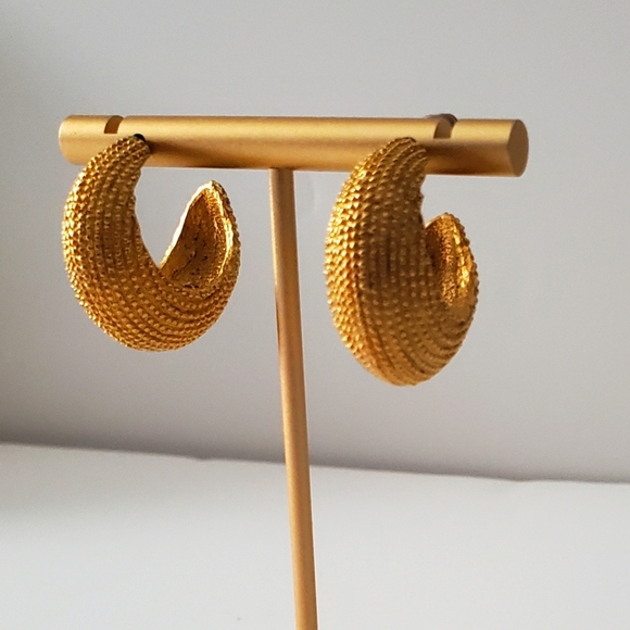 unbranded Jewelry - VINTAGE Women's Gold tone half hoop earrings, textured front, push back